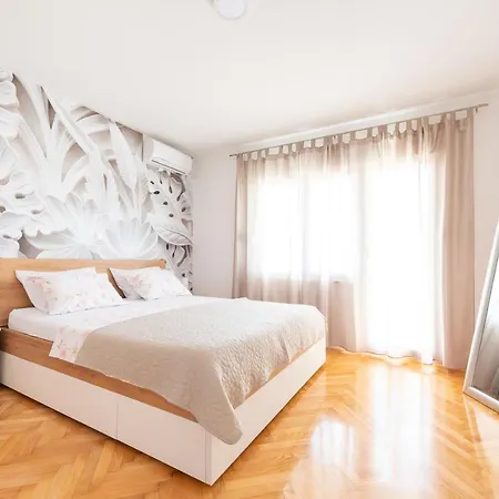 Duje Apartment *